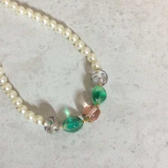 10” Pearl with green, pink, clear beads necklace - Picture 3 of 6